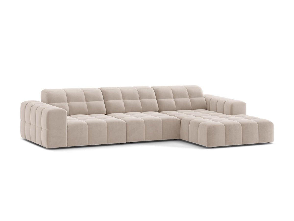 Ecksofa mit Récamiere rechts, Bezug aus Samtstoff in Light Beige, schwarze Kunststoffbeine, massives Holzgestell.