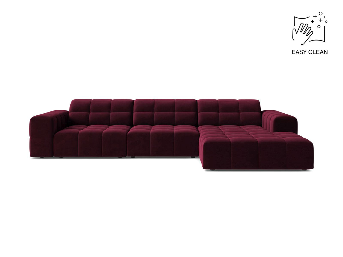 Ecksofa mit Récamiere rechts, Bezug aus Samtstoff in Light Beige, schwarze Kunststoffbeine, massives Holzgestell.
