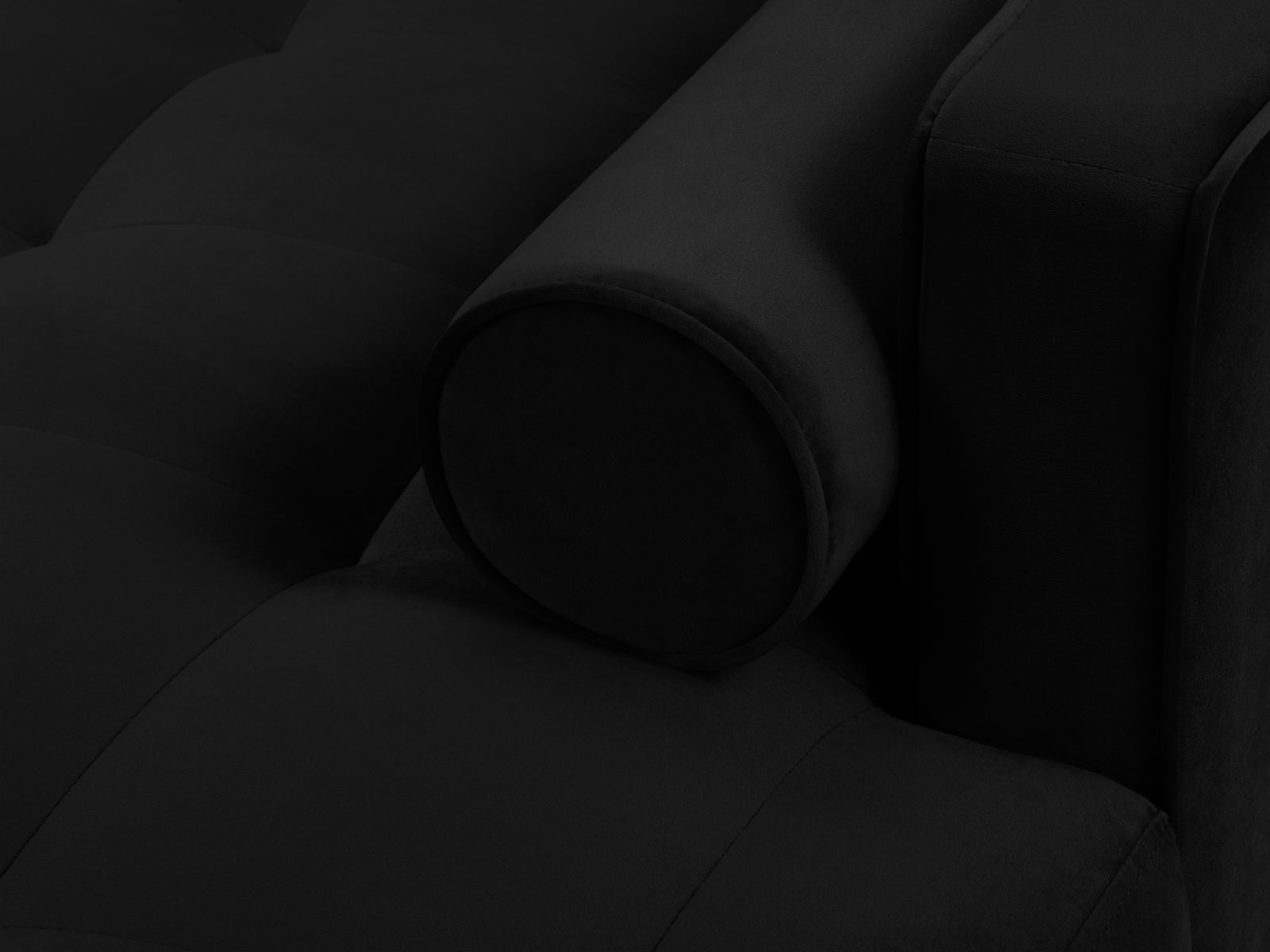 Stylisches 4-Sitzer Ecksofa rechts Aspen in klassischem Schwarz, perfekt für stilvolle Wohnzimmer und gemütliche Abende.