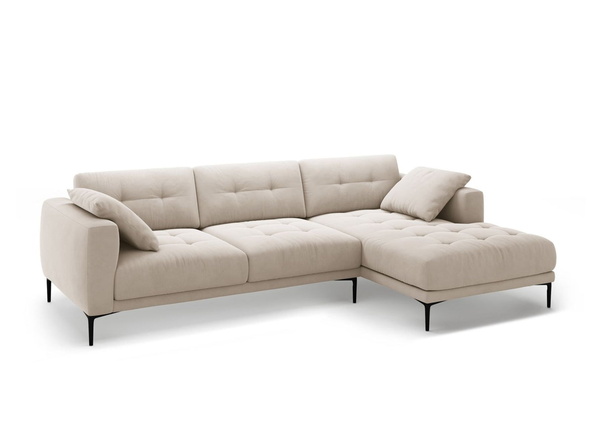 Lazio Samtsofa Rechts 3-Sitzer in Beige-Salvador mit schwarzen Metallbeinen, Samtstoff und Récamiere, Frontalansicht des Möbelstücks.