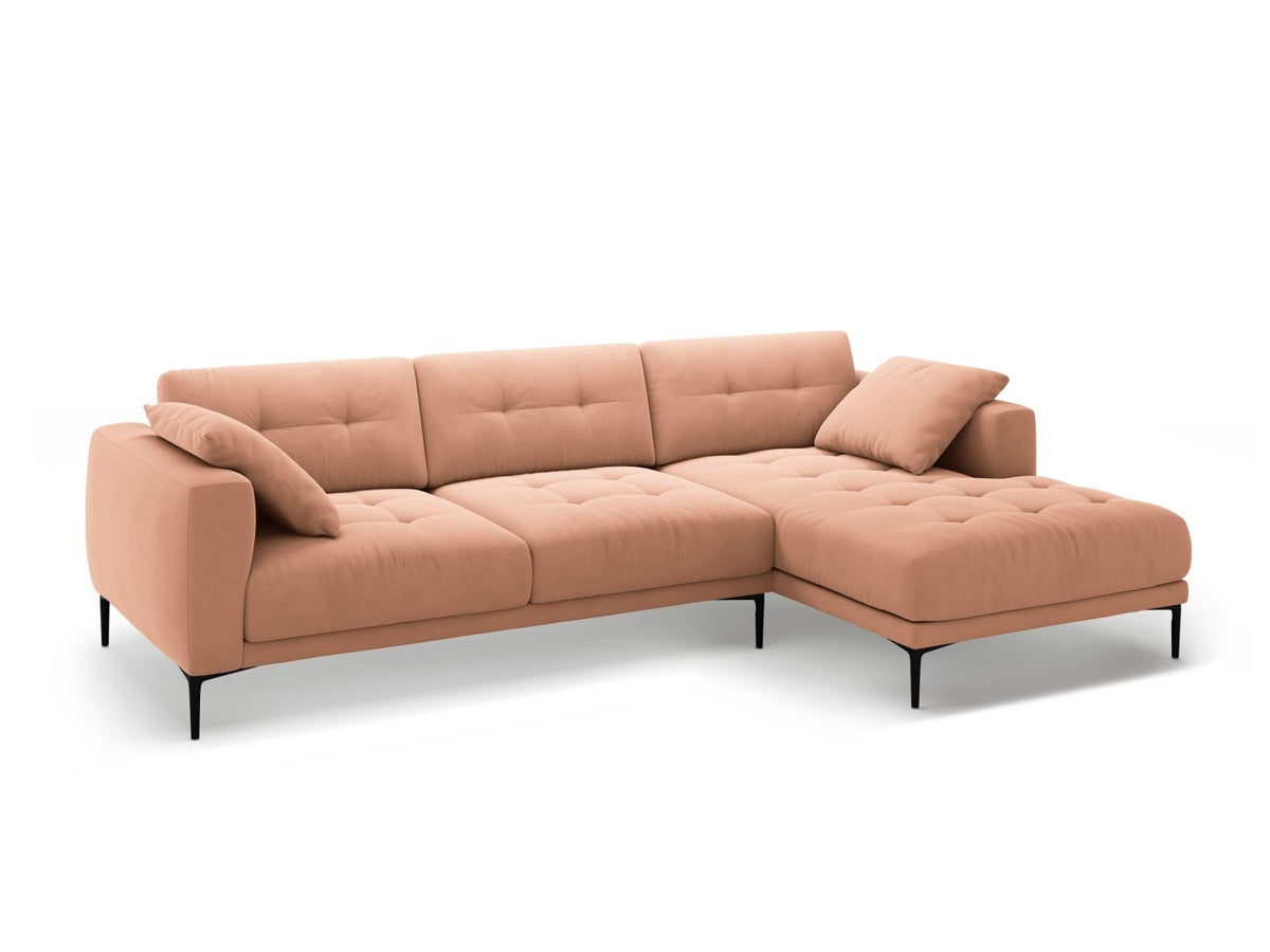 Lazio Samtsofa Rechts 3-Sitzer in Beige-Salvador mit schwarzen Metallbeinen, Samtstoff und Récamiere, Frontalansicht des Möbelstücks.