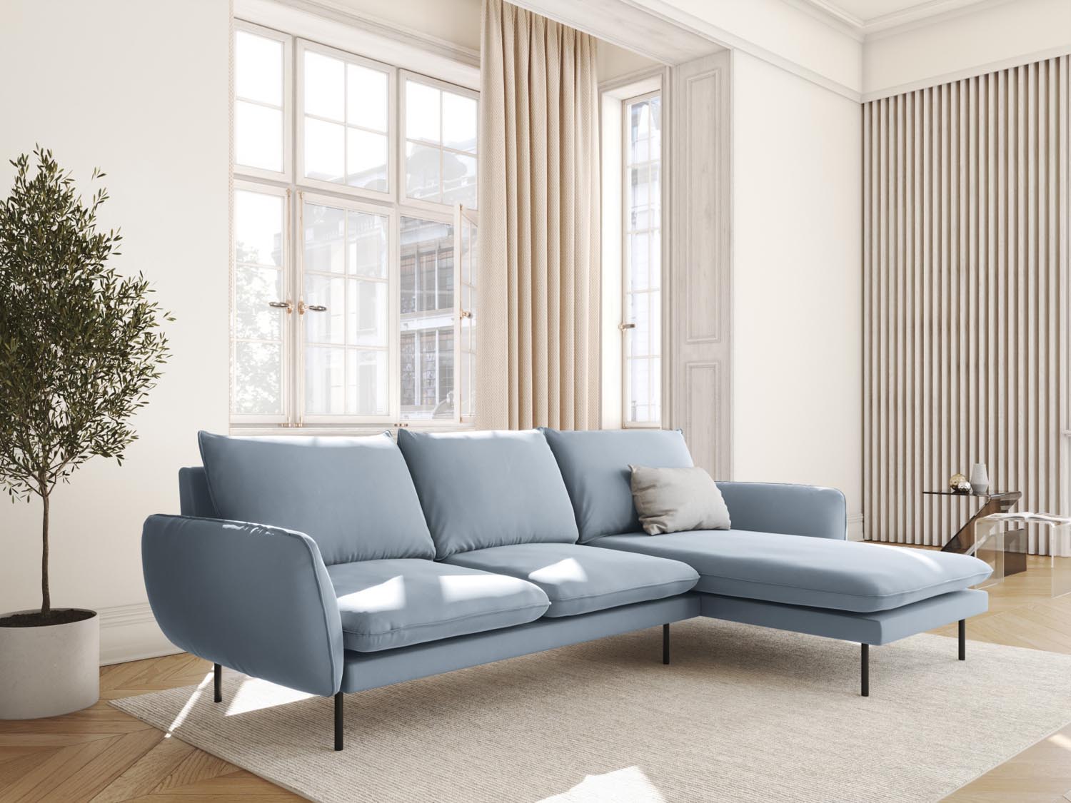 Elegantes Vienna Velour Ecksofa in sanftem Hellblau mit schwarzem Bezug, ideal für stilvolle Wohnräume und gemütliche Abende.