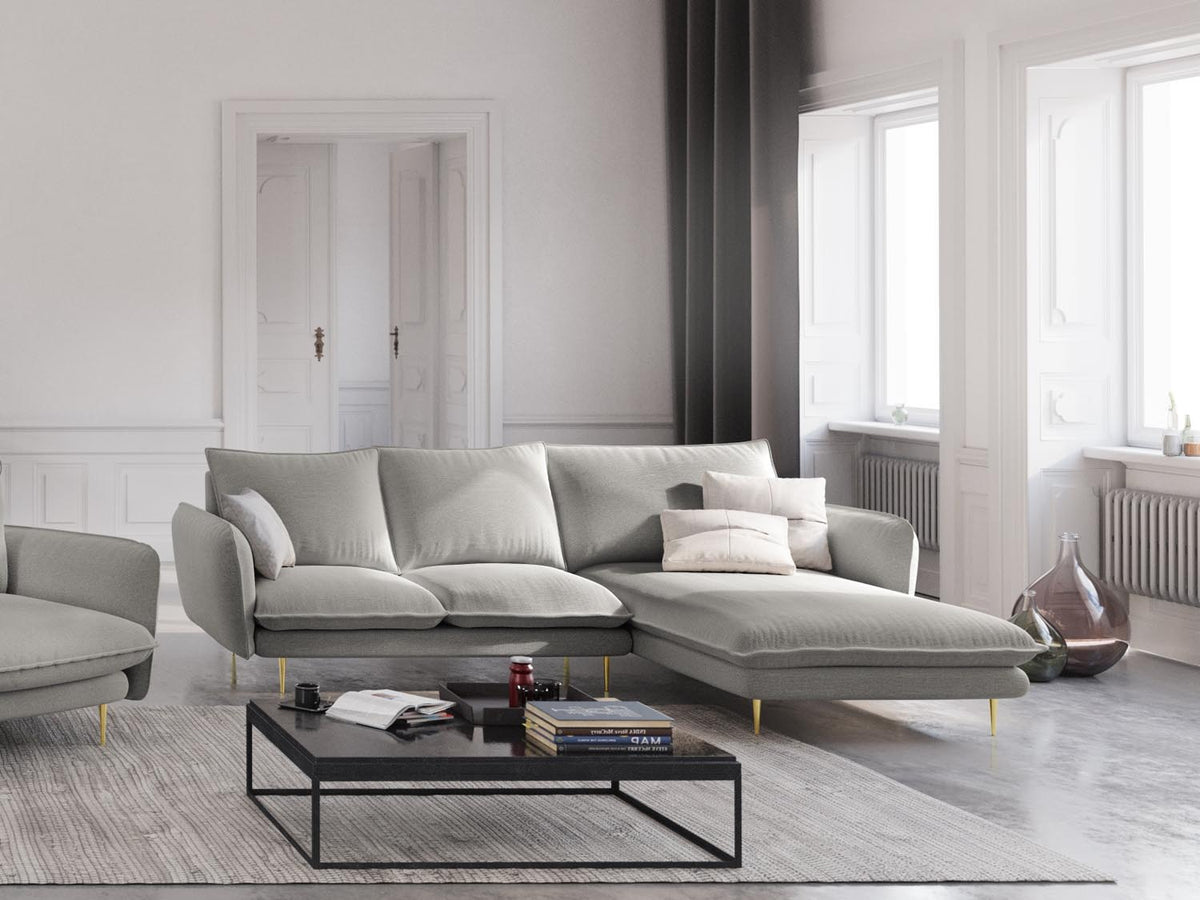 Vienna Ecksofa rechts 5 Sitzer 170cm in Light Grey/Gold-Asgard/ Positano präsentiert im Onlineshop von KAQTU Design AG. L-Sofa rechts ist von Cosmopolitan Design