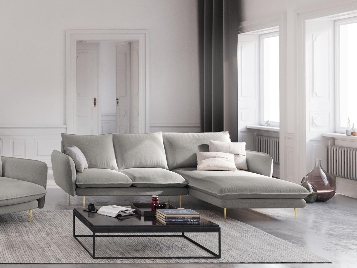 Elegantes Vienna Ecksofa in Light Grey mit goldenen Akzenten, ideal für stilvolle Wohnräume. 5-Sitzer, 170 cm, von Cosmopolitan Design.