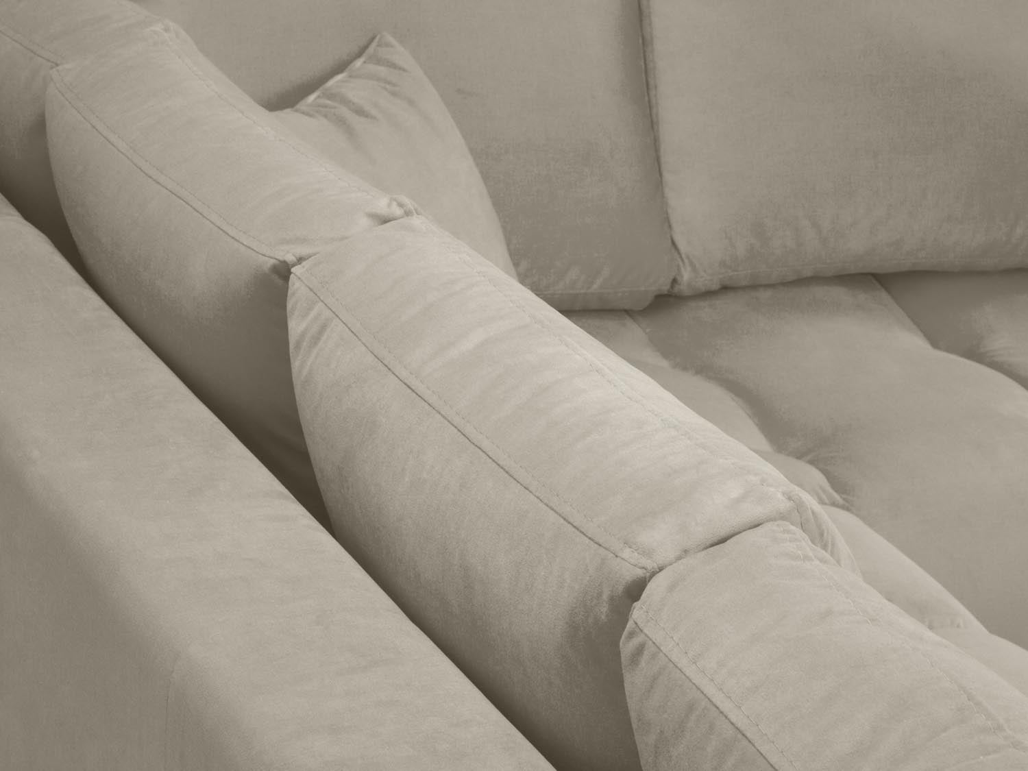 Entdecken Sie das elegante Hastings Velour Ecksofa rechts 5 Sitzer von Cosmopolitan Design – perfekt für Ihr modernes Zuhause und höchsten Sitzkomfort.