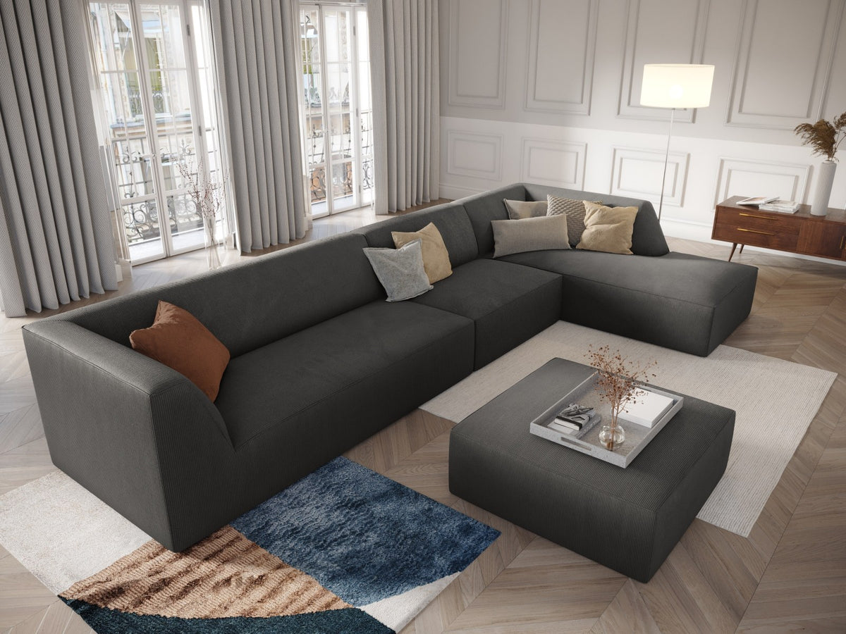 Modulares Ecksofa Siena in Light Beige-Scala mit Cordstoff-Bezug, schwarzen Kunststoffbeinen und Récamiere, 5-Sitzer Ausführung von Cosmopolitan Design.