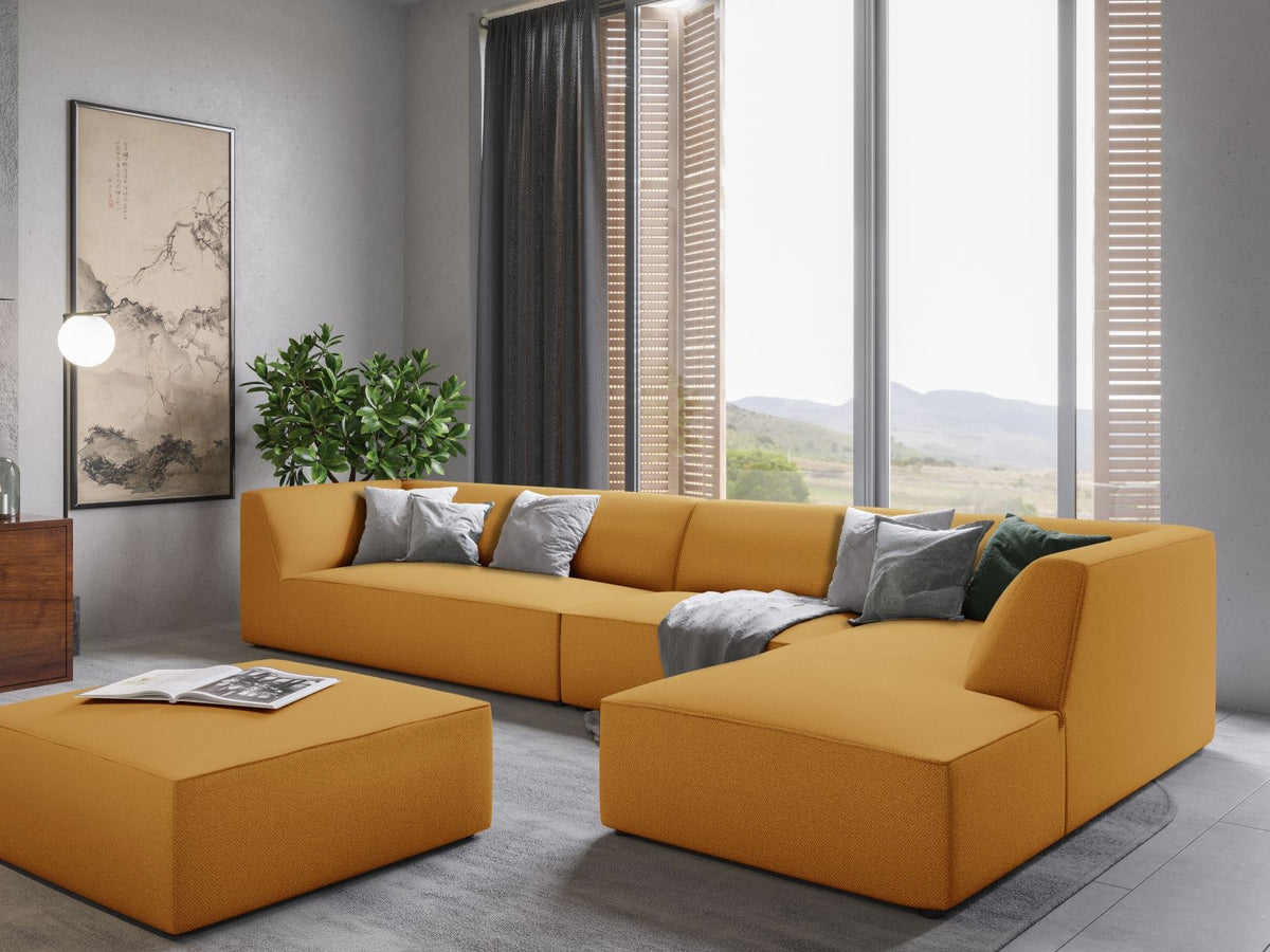 Modulares Ecksofa Siena in Light Beige-Scala mit Cordstoff-Bezug, schwarzen Kunststoffbeinen und Récamiere, 5-Sitzer Ausführung von Cosmopolitan Design.