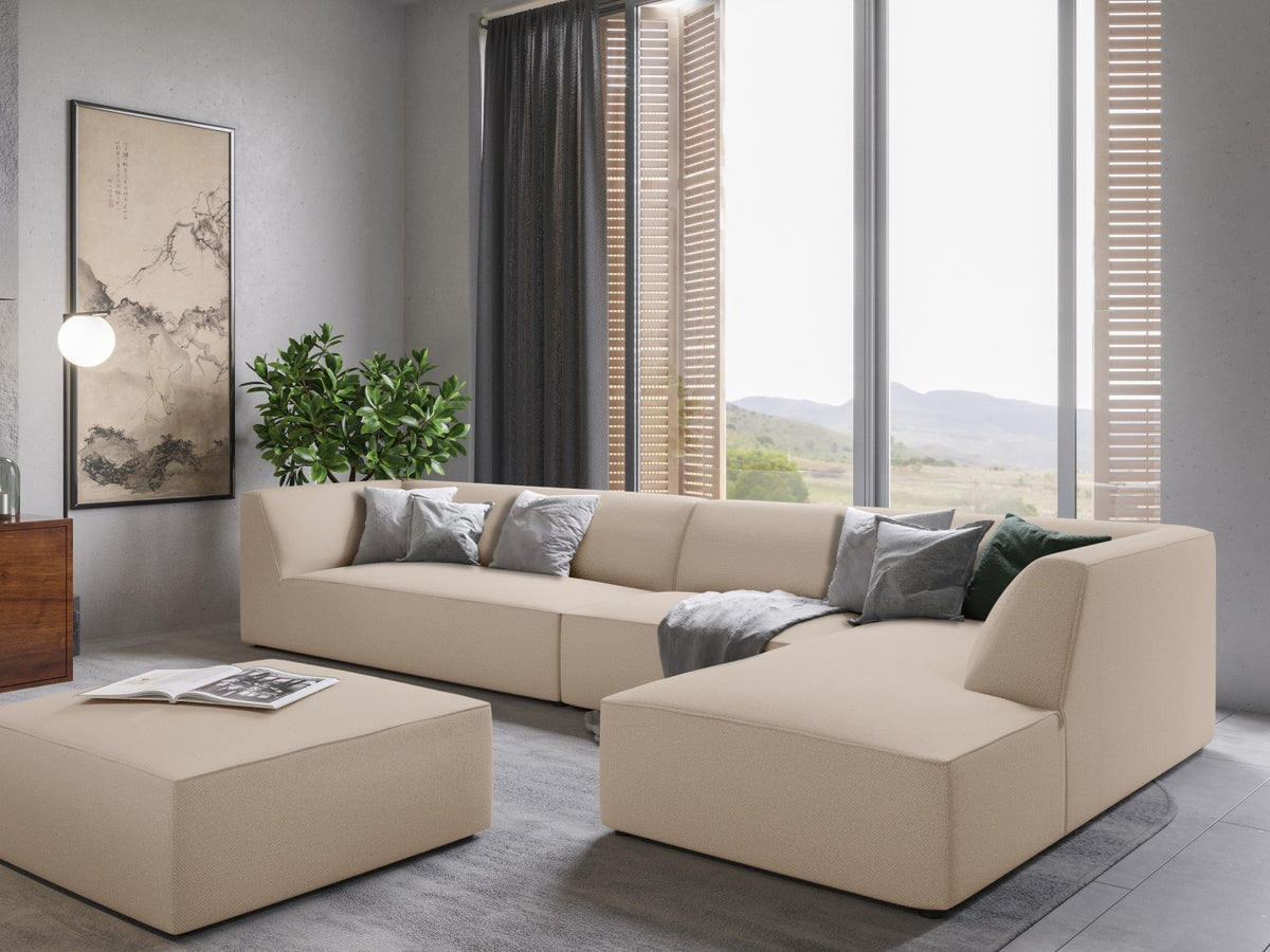 Modulares Ecksofa Siena in Light Beige-Scala mit Cordstoff-Bezug, schwarzen Kunststoffbeinen und Récamiere, 5-Sitzer Ausführung von Cosmopolitan Design.