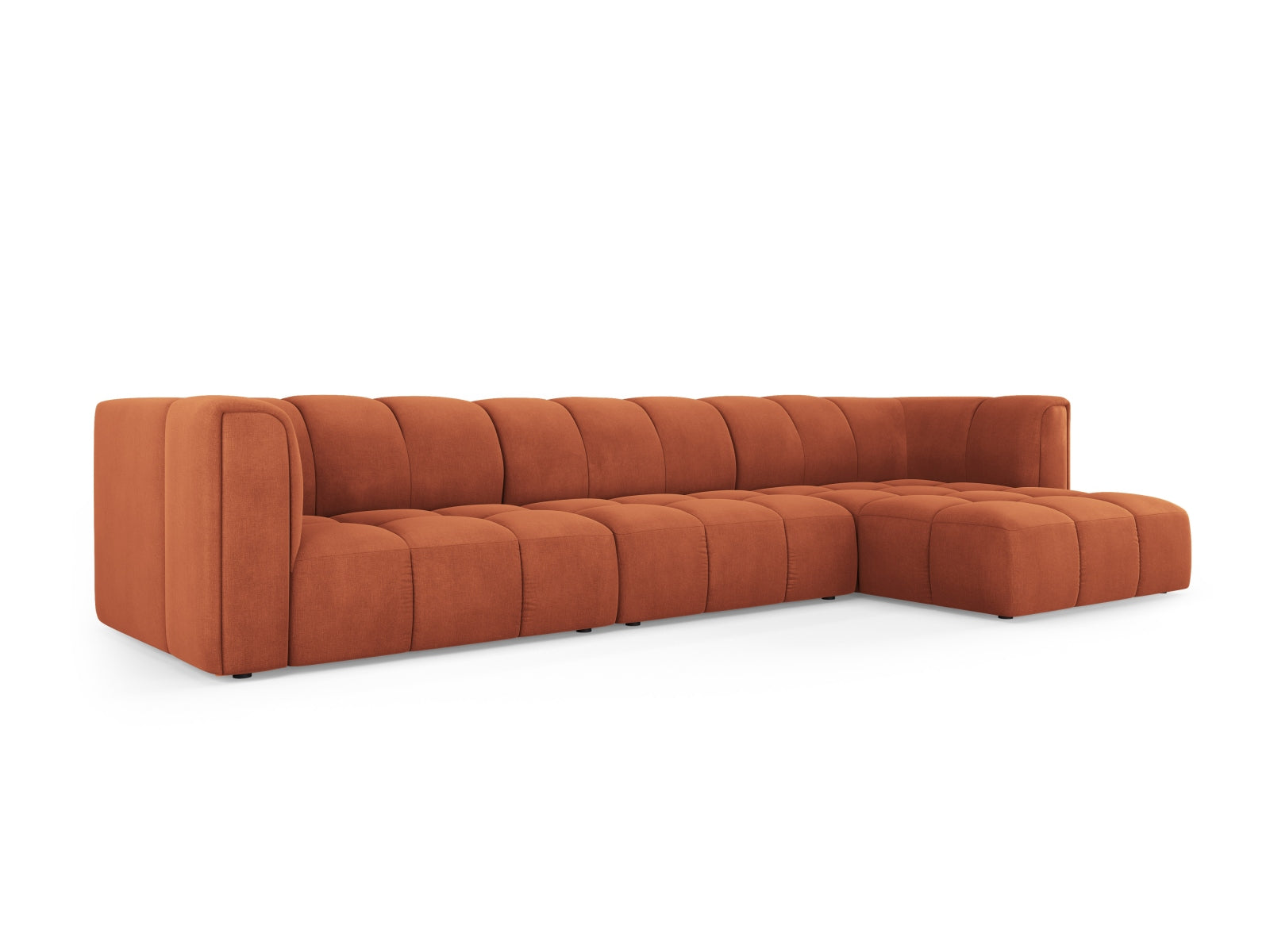 Modernes 5-Sitzer Ecksofa Moritz in strahlendem Orange, ideal für gesellige Runden und stilvolle Wohnräume. Hochwertige Verarbeitung von Cosmopolitan Design.
