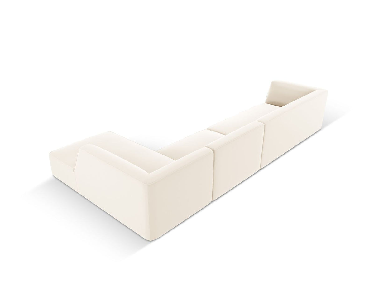 Modulares Ecksofa Siena mit Kunstlederbezug in Light Beige, rechte Ausrichtung, 5-Sitzer Form mit Récamiere und Kunststoffbeinen.