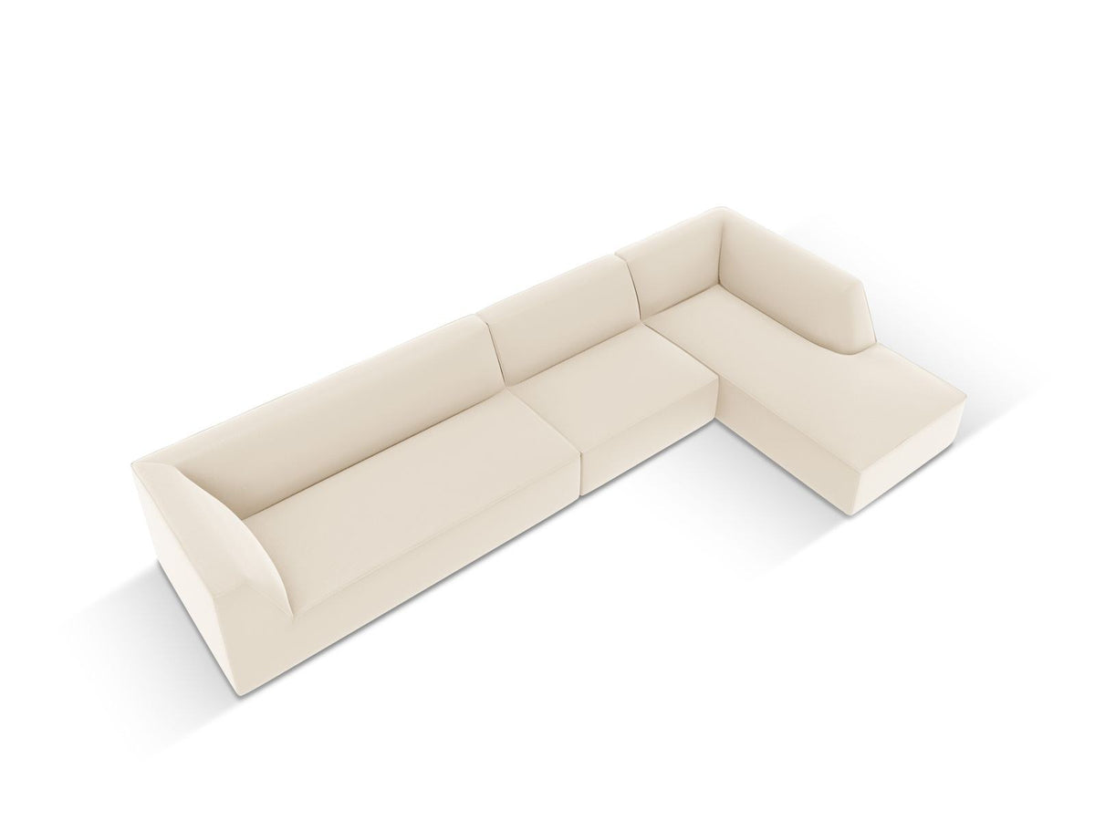 Modulares Ecksofa Siena mit Kunstlederbezug in Light Beige, rechte Ausrichtung, 5-Sitzer Form mit Récamiere und Kunststoffbeinen.
