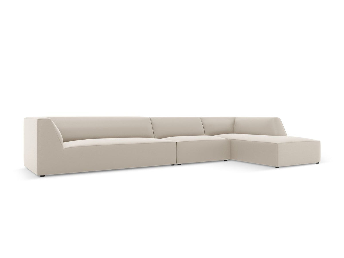 Modulares Ecksofa Siena mit Kunstlederbezug in Light Beige, rechte Ausrichtung, 5-Sitzer Form mit Récamiere und Kunststoffbeinen.