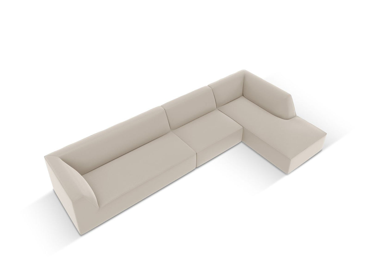 Modulares Ecksofa Siena mit Kunstlederbezug in Light Beige, rechte Ausrichtung, 5-Sitzer Form mit Récamiere und Kunststoffbeinen.