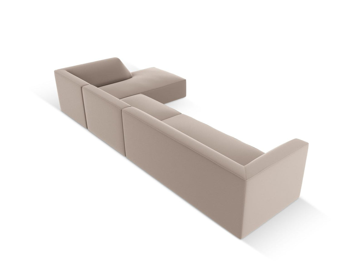 Modulares Ecksofa Siena mit Kunstlederbezug in Light Beige, rechte Ausrichtung, 5-Sitzer Form mit Récamiere und Kunststoffbeinen.