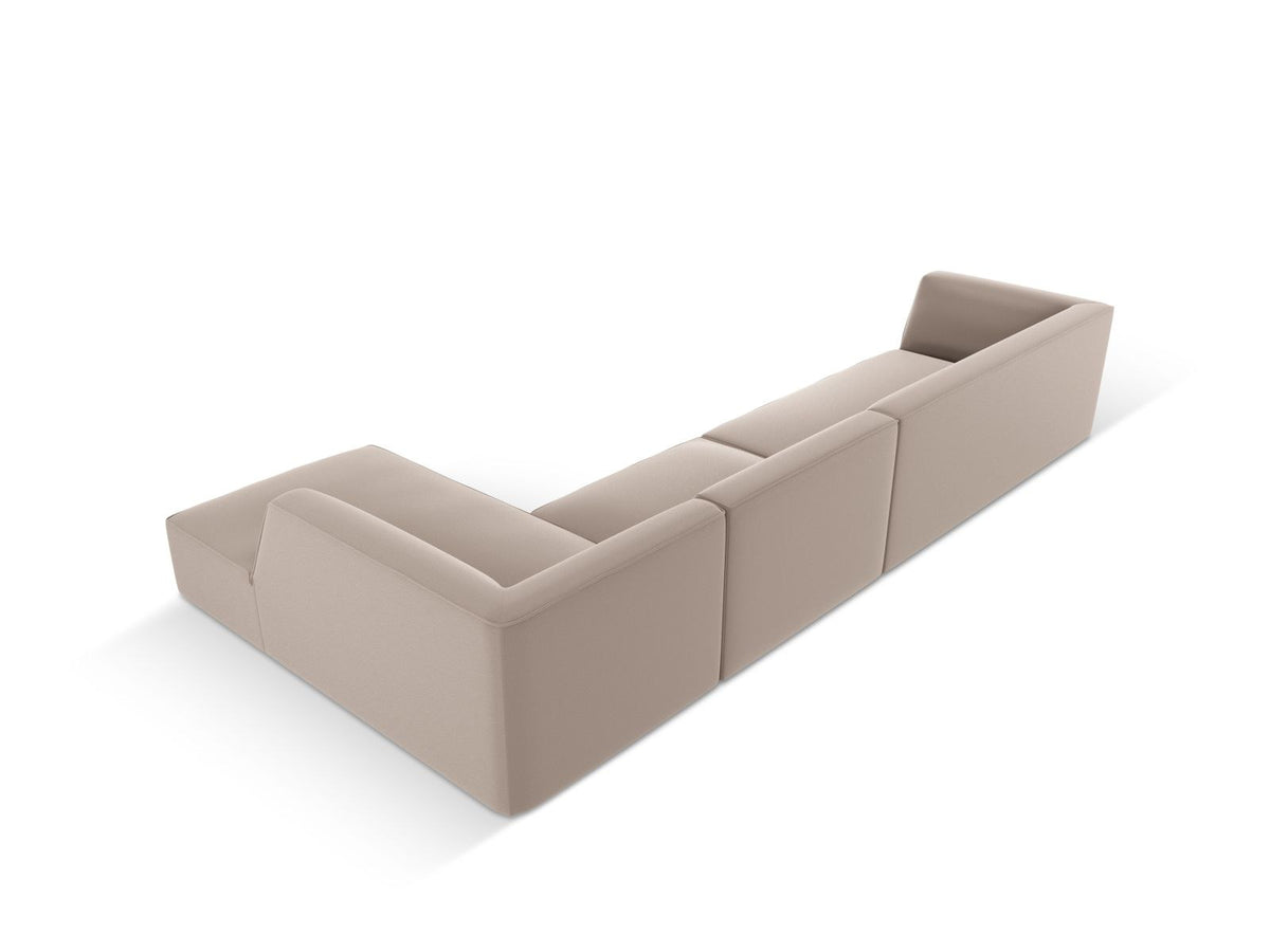 Modulares Ecksofa Siena mit Kunstlederbezug in Light Beige, rechte Ausrichtung, 5-Sitzer Form mit Récamiere und Kunststoffbeinen.