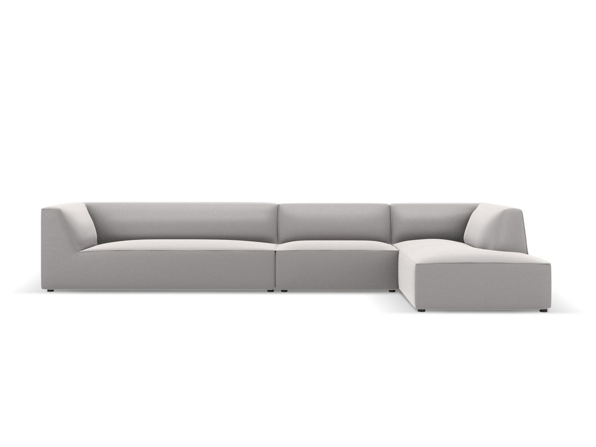 Modulares Ecksofa Siena mit Kunstlederbezug in Light Beige, rechte Ausrichtung, 5-Sitzer Form mit Récamiere und Kunststoffbeinen.
