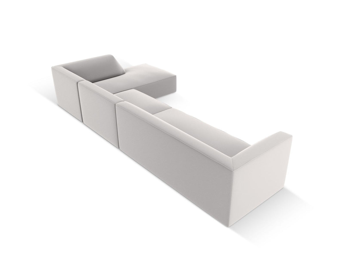 Modulares Ecksofa Siena mit Kunstlederbezug in Light Beige, rechte Ausrichtung, 5-Sitzer Form mit Récamiere und Kunststoffbeinen.