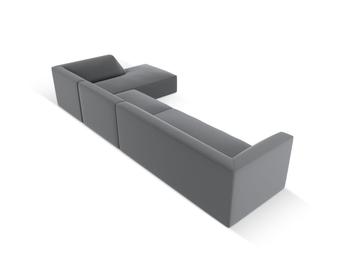 Modulares Ecksofa Siena mit Kunstlederbezug in Light Beige, rechte Ausrichtung, 5-Sitzer Form mit Récamiere und Kunststoffbeinen.