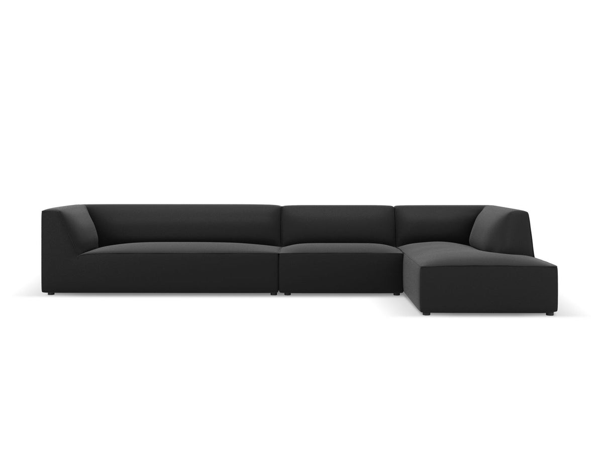 Modulares Ecksofa Siena mit Kunstlederbezug in Light Beige, rechte Ausrichtung, 5-Sitzer Form mit Récamiere und Kunststoffbeinen.