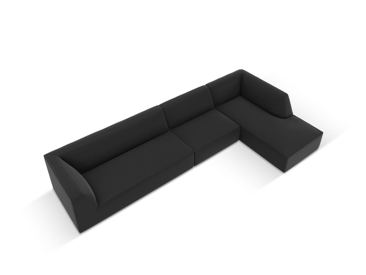 Modulares Ecksofa Siena mit Kunstlederbezug in Light Beige, rechte Ausrichtung, 5-Sitzer Form mit Récamiere und Kunststoffbeinen.