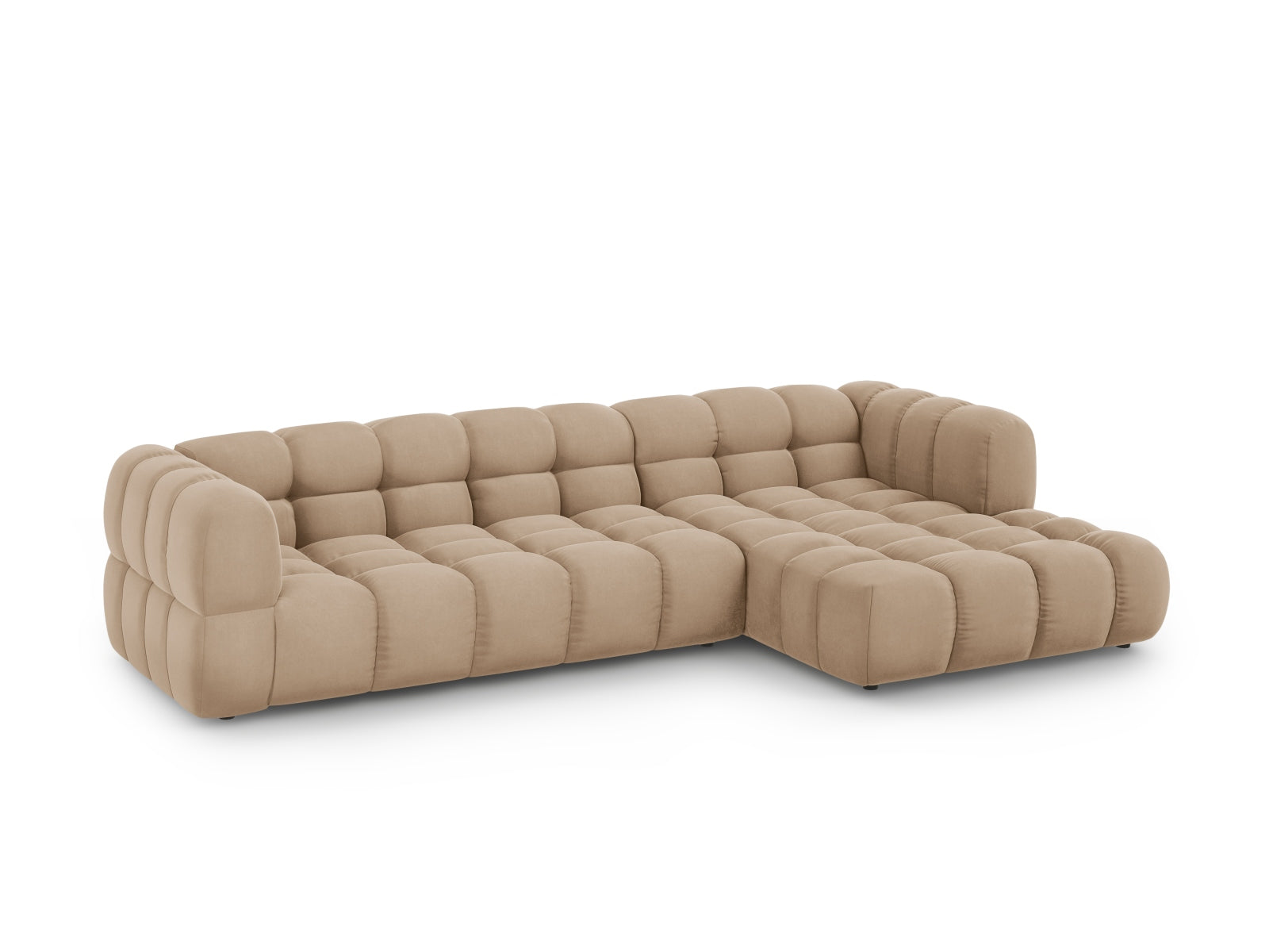 Entdecken Sie das elegante Sky Velour Ecksofa rechts 4 Sitzer von Cosmopolitan Design – stilvoll, modular und perfekt für Ihr modernes Wohnzimmer.