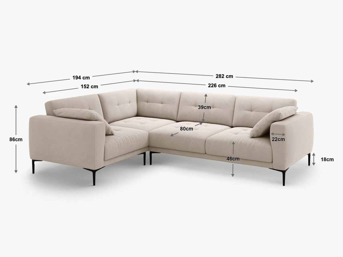 Ecksofa Lazio rechts mit Sorella-Stoff in Dunkelblau, Massivholzrahmen, schwarzen Metallbeinen und Récamiere in 4-Sitzer-Ausführung.
