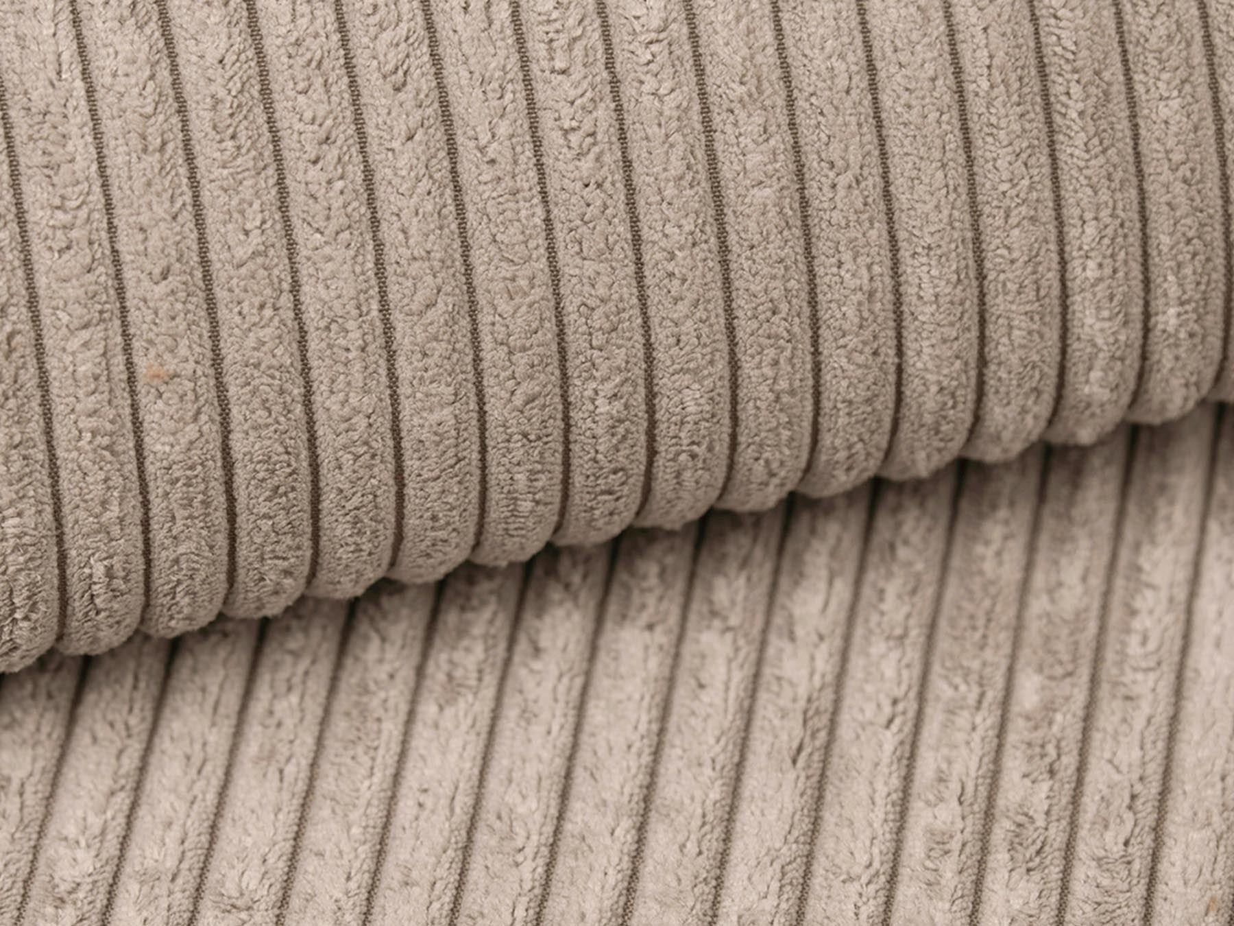 Elegantes 4-Sitzer Ecksofa Campi in warmem Cappuccino, ideal für stilvolle Wohnräume und entspannte Abende mit Freunden.