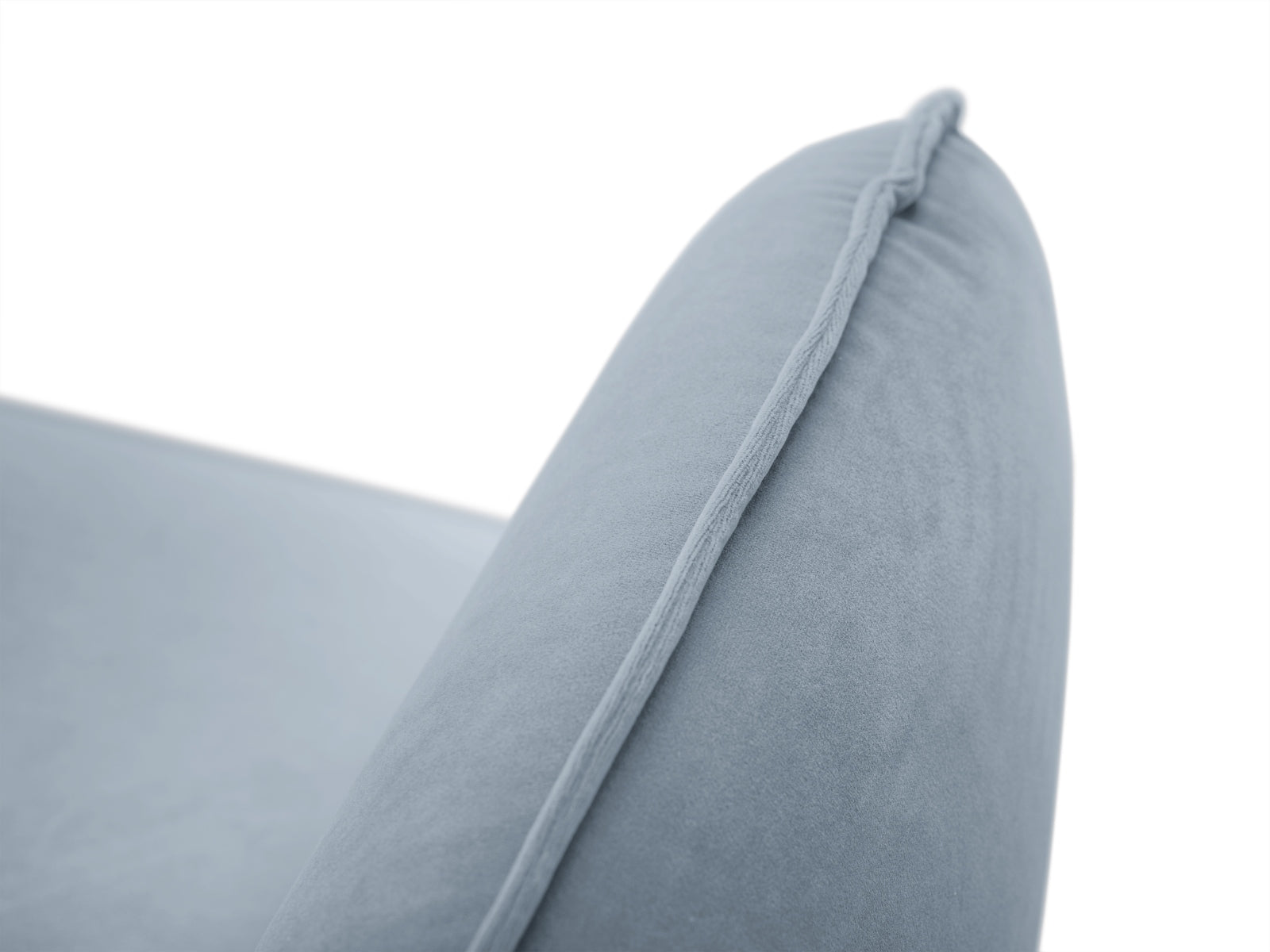 Elegantes 6-sitziges Ecksofa in zartem Hellblau, ideal für stilvolle Wohnräume und gesellige Stunden mit Freunden.