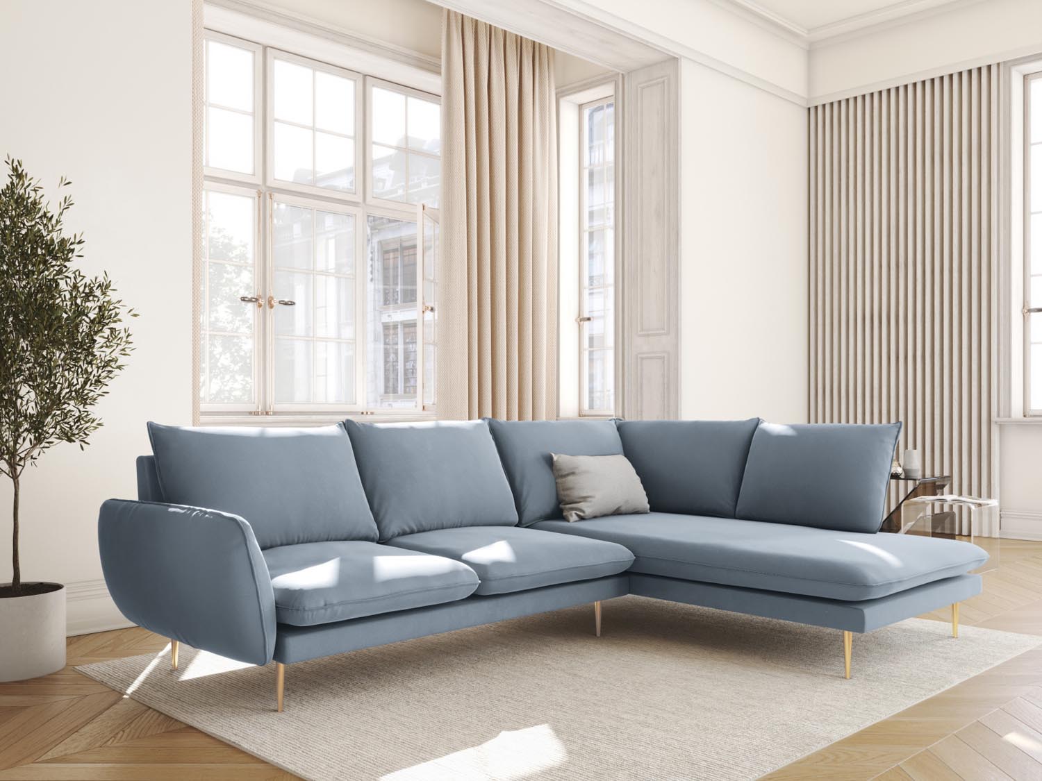 Elegantes Vienna Velour Ecksofa in sanftem Hellblau mit goldenen Akzenten, ideal für stilvolle Wohnräume und gemütliche Abende.