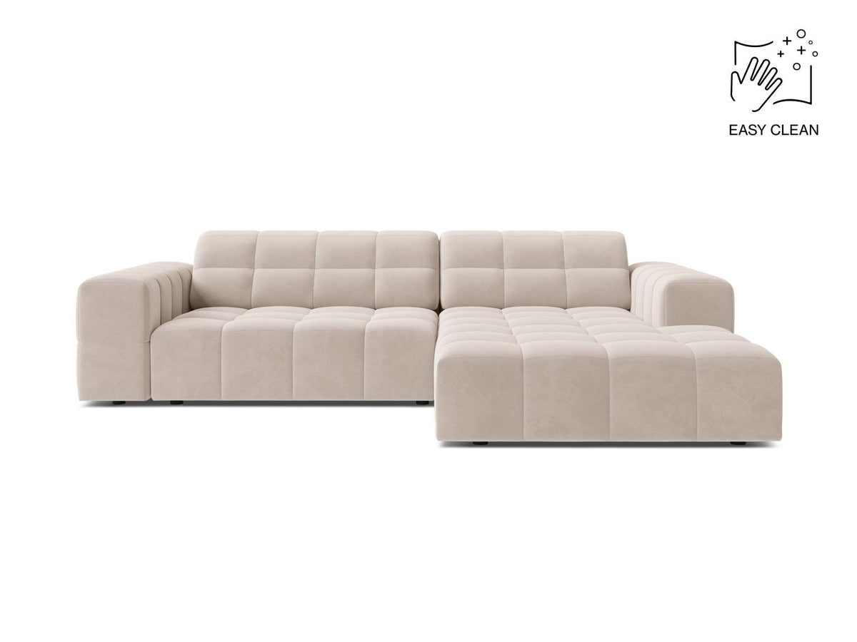 Chicago Samt-Ecksofa rechts 3-Sitzer in Light Beige-Venus mit Récamiere, Massivholzrahmen, schwarzen Kunststoffbeinen und plüschigem Samtbezug.