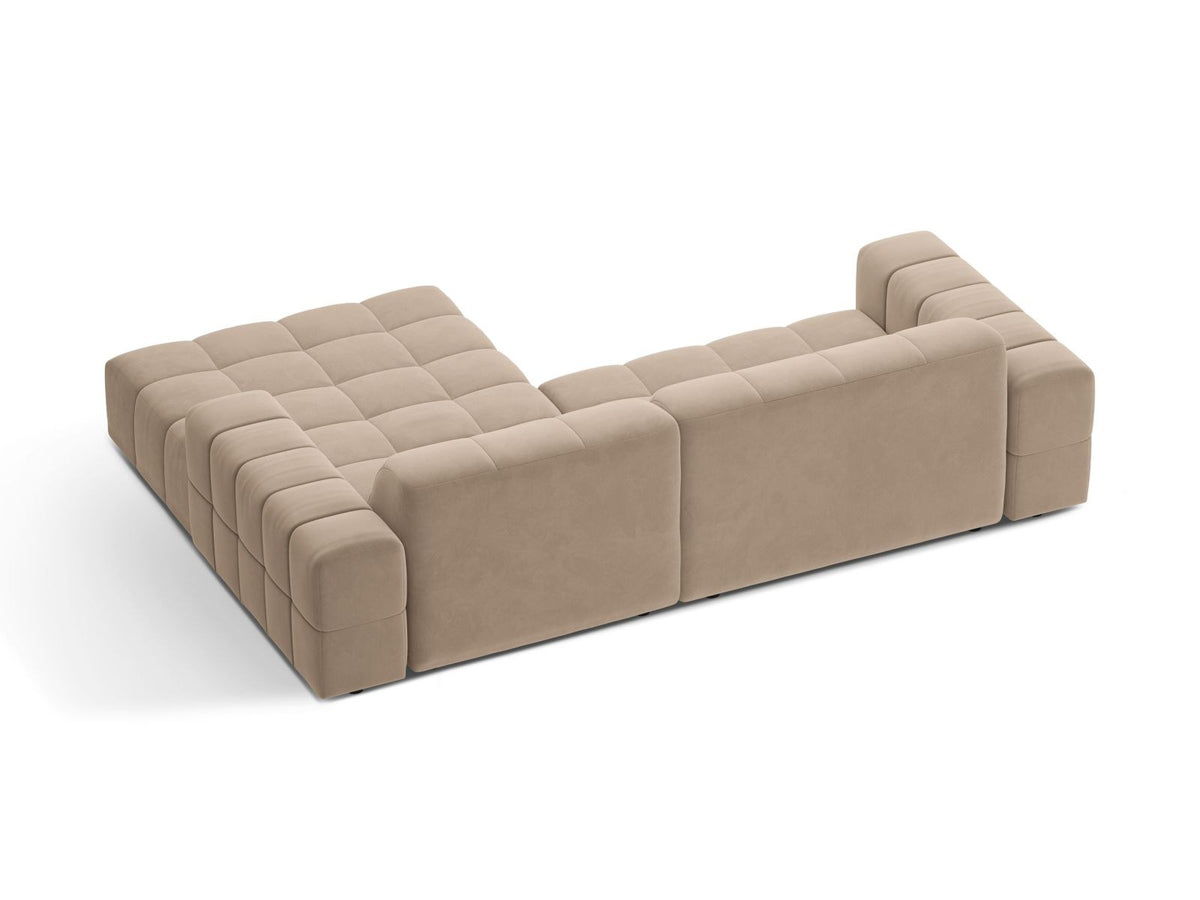 Chicago Samt-Ecksofa rechts 3-Sitzer in Light Beige-Venus mit Récamiere, Massivholzrahmen, schwarzen Kunststoffbeinen und plüschigem Samtbezug.