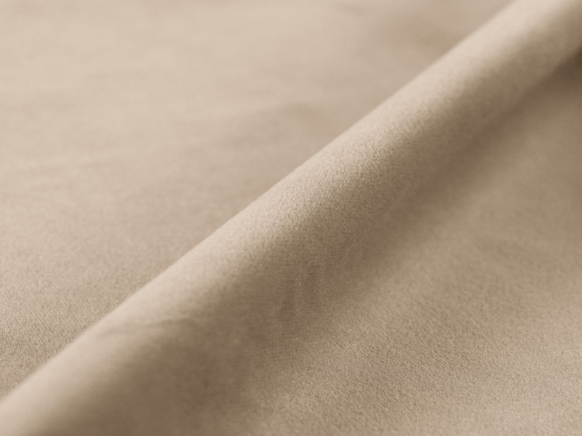 Chicago Samt-Ecksofa rechts 3-Sitzer in Light Beige-Venus mit Récamiere, Massivholzrahmen, schwarzen Kunststoffbeinen und plüschigem Samtbezug.