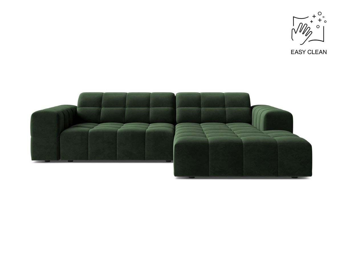 Chicago Samt-Ecksofa rechts 3-Sitzer in Light Beige-Venus mit Récamiere, Massivholzrahmen, schwarzen Kunststoffbeinen und plüschigem Samtbezug.