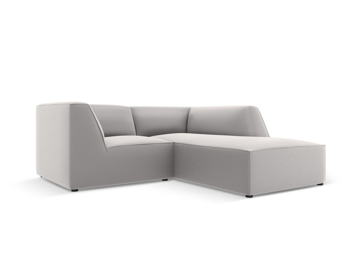 Modulares Ecksofa rechts mit Kunstlederbezug in Light Brown, Sitzfläche und Récamiere sichtbar, schwarze Kunststoffbeine, urbanes Design.