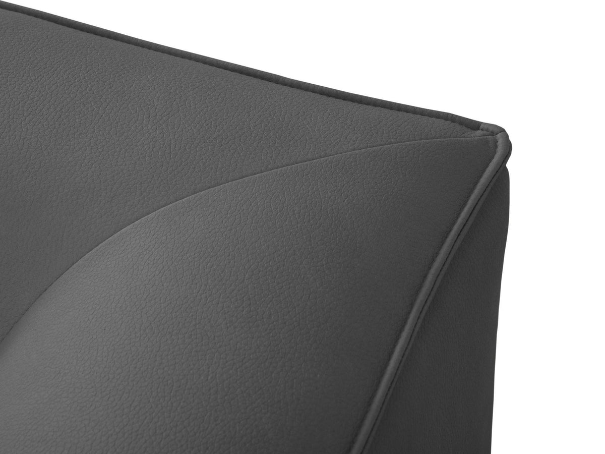 Modulares Ecksofa rechts mit Kunstlederbezug in Light Brown, Sitzfläche und Récamiere sichtbar, schwarze Kunststoffbeine, urbanes Design.