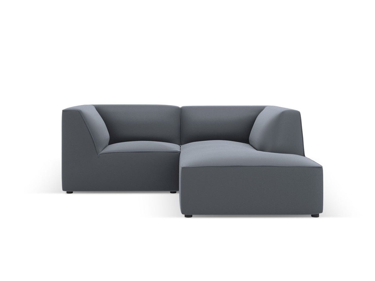 Modulares Ecksofa rechts mit Kunstlederbezug in Light Brown, Sitzfläche und Récamiere sichtbar, schwarze Kunststoffbeine, urbanes Design.