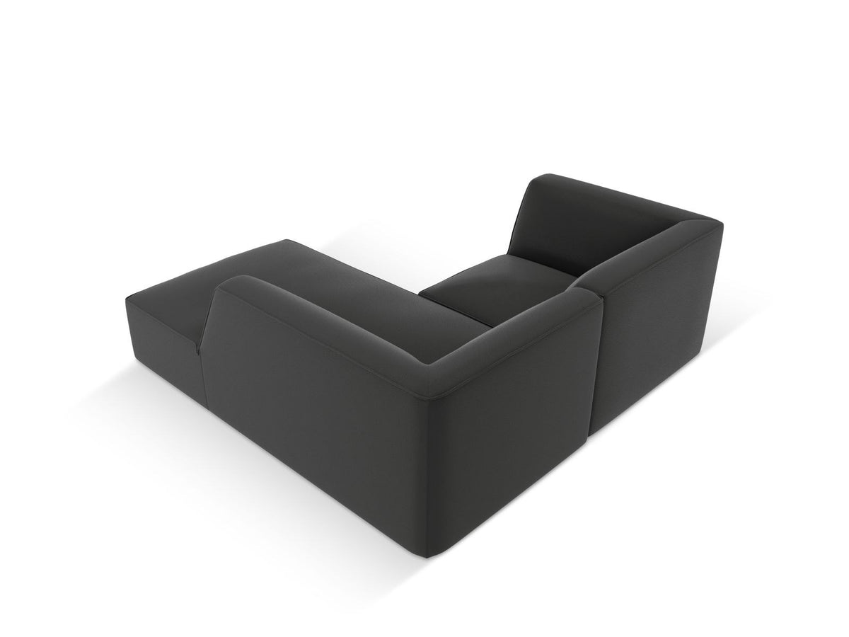 Modulares Ecksofa rechts mit Kunstlederbezug in Light Brown, Sitzfläche und Récamiere sichtbar, schwarze Kunststoffbeine, urbanes Design.