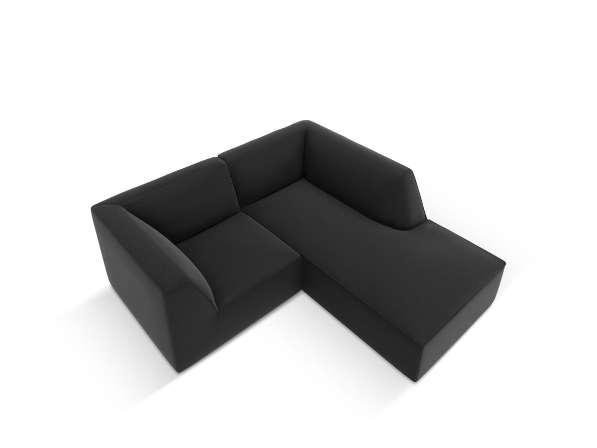 Modulares Ecksofa rechts mit Kunstlederbezug in Light Brown, Sitzfläche und Récamiere sichtbar, schwarze Kunststoffbeine, urbanes Design.