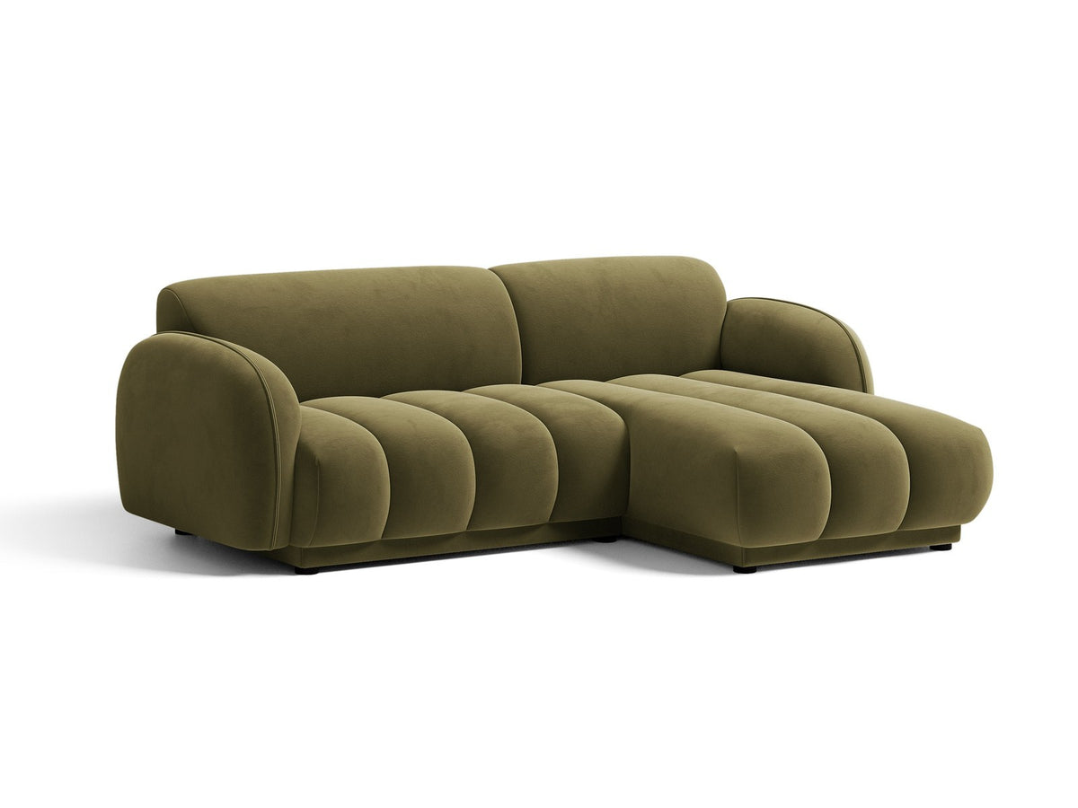 Bilbao Ecksofa rechts in Light Beige-Casino Samt, Massivholzrahmen, schwarze Kunststoffbeine, 3-Sitzer mit Récamiere, urbanes Design.
