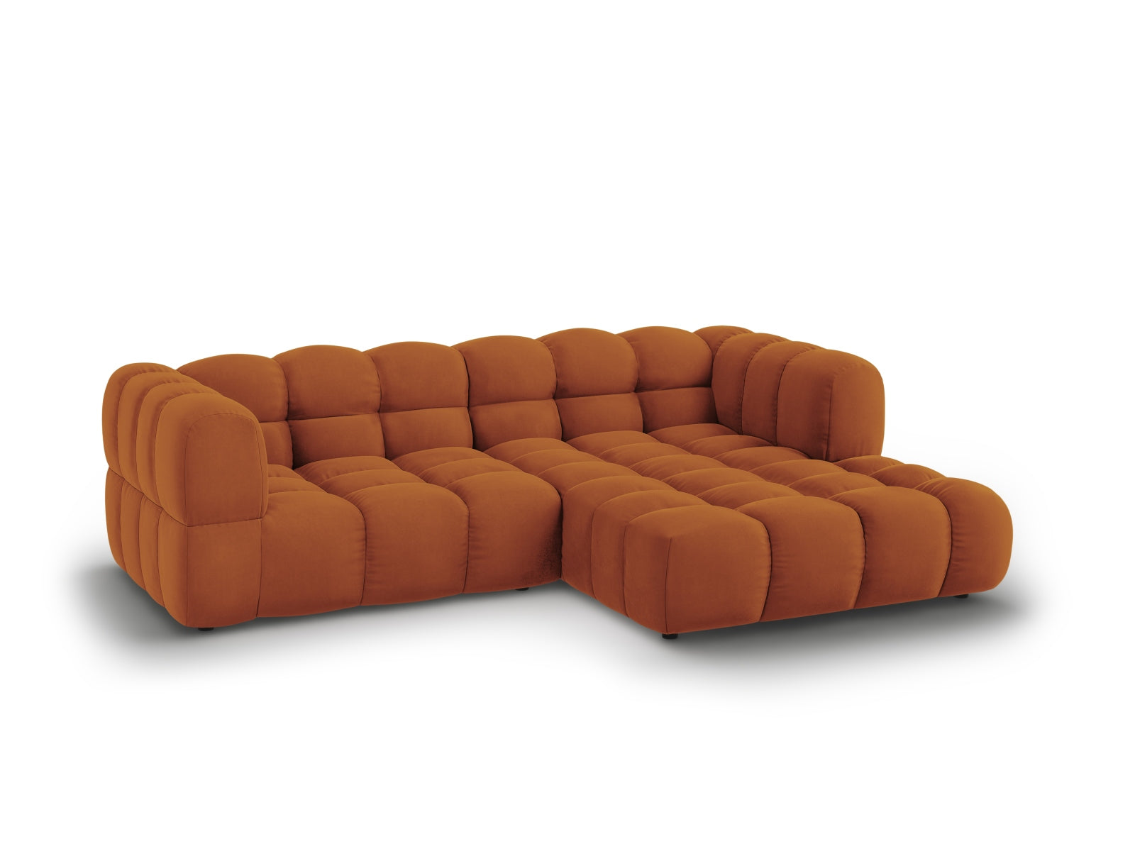 Elegantes Sky Velour Ecksofa in Terracotta, 3-Sitzer, modulare Bauweise, ideal für stilvolle Wohnräume, präsentiert von KAQTU Design AG.