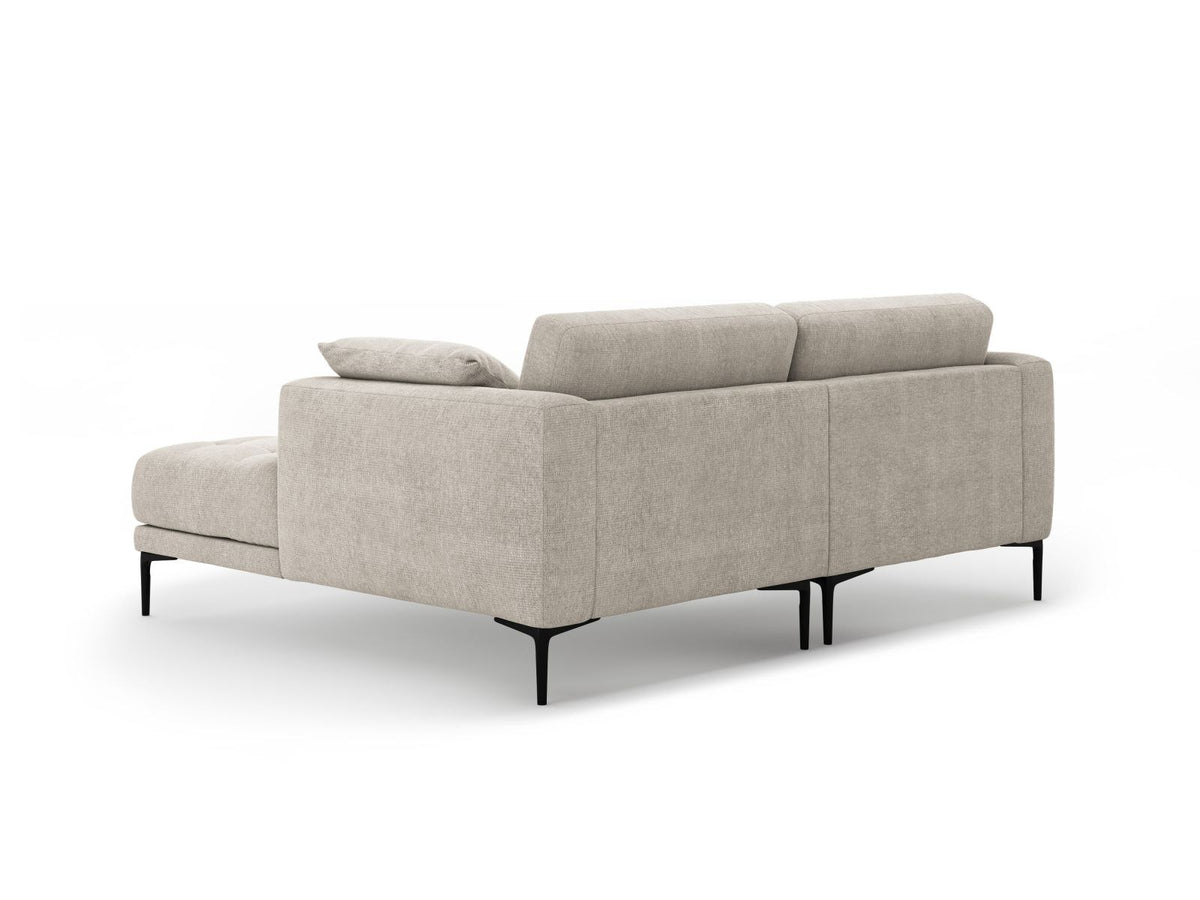 Ecksofa Lazio Rechts in Beige-Sorella mit Tweed-Bezugsstoff, schwarzen Metallbeinen und grosszügiger Récamiere, Massivholzrahmen sichtbar.