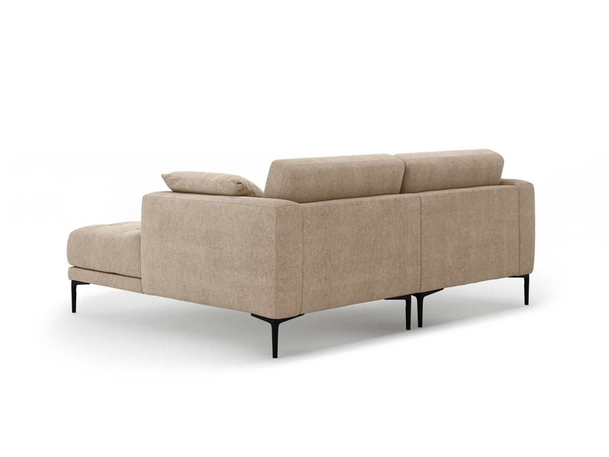 Ecksofa Lazio Rechts in Beige-Sorella mit Tweed-Bezugsstoff, schwarzen Metallbeinen und grosszügiger Récamiere, Massivholzrahmen sichtbar.