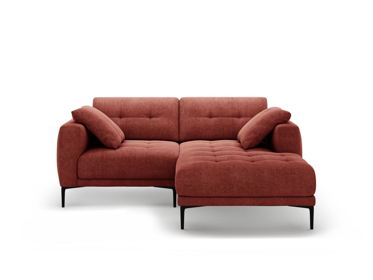 Ecksofa Lazio Rechts in Beige-Sorella mit Tweed-Bezugsstoff, schwarzen Metallbeinen und grosszügiger Récamiere, Massivholzrahmen sichtbar.