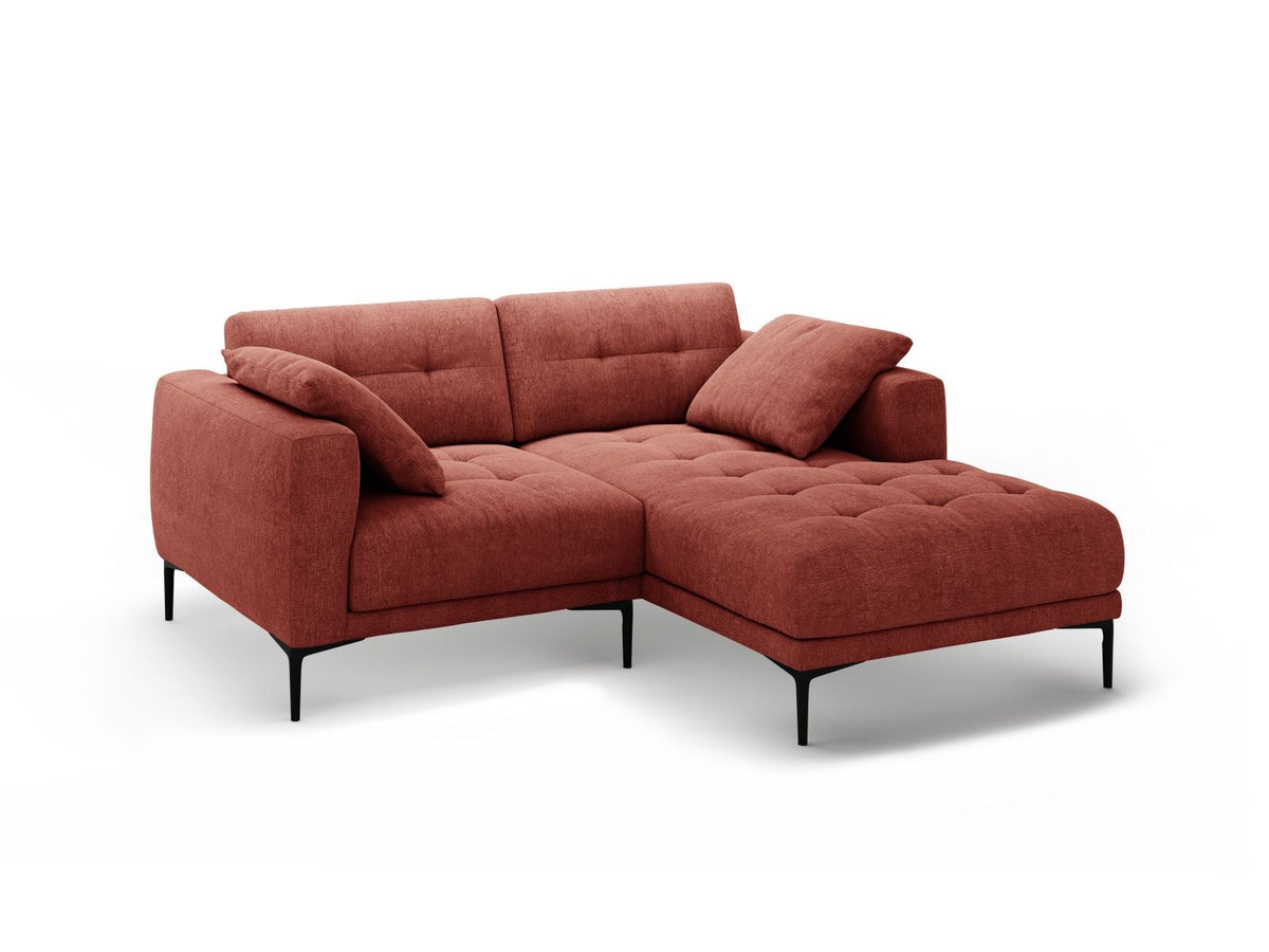 Ecksofa Lazio Rechts in Beige-Sorella mit Tweed-Bezugsstoff, schwarzen Metallbeinen und grosszügiger Récamiere, Massivholzrahmen sichtbar.