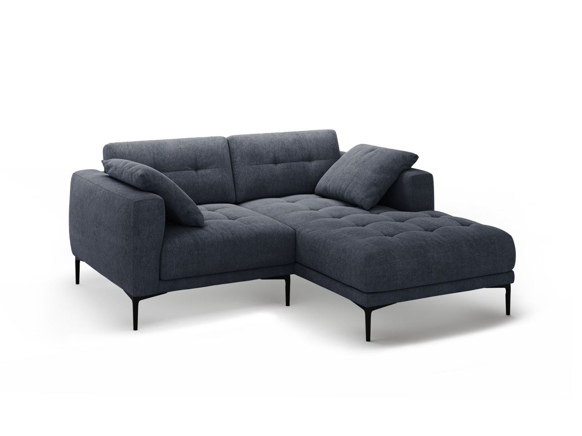 Ecksofa Lazio Rechts in Beige-Sorella mit Tweed-Bezugsstoff, schwarzen Metallbeinen und grosszügiger Récamiere, Massivholzrahmen sichtbar.