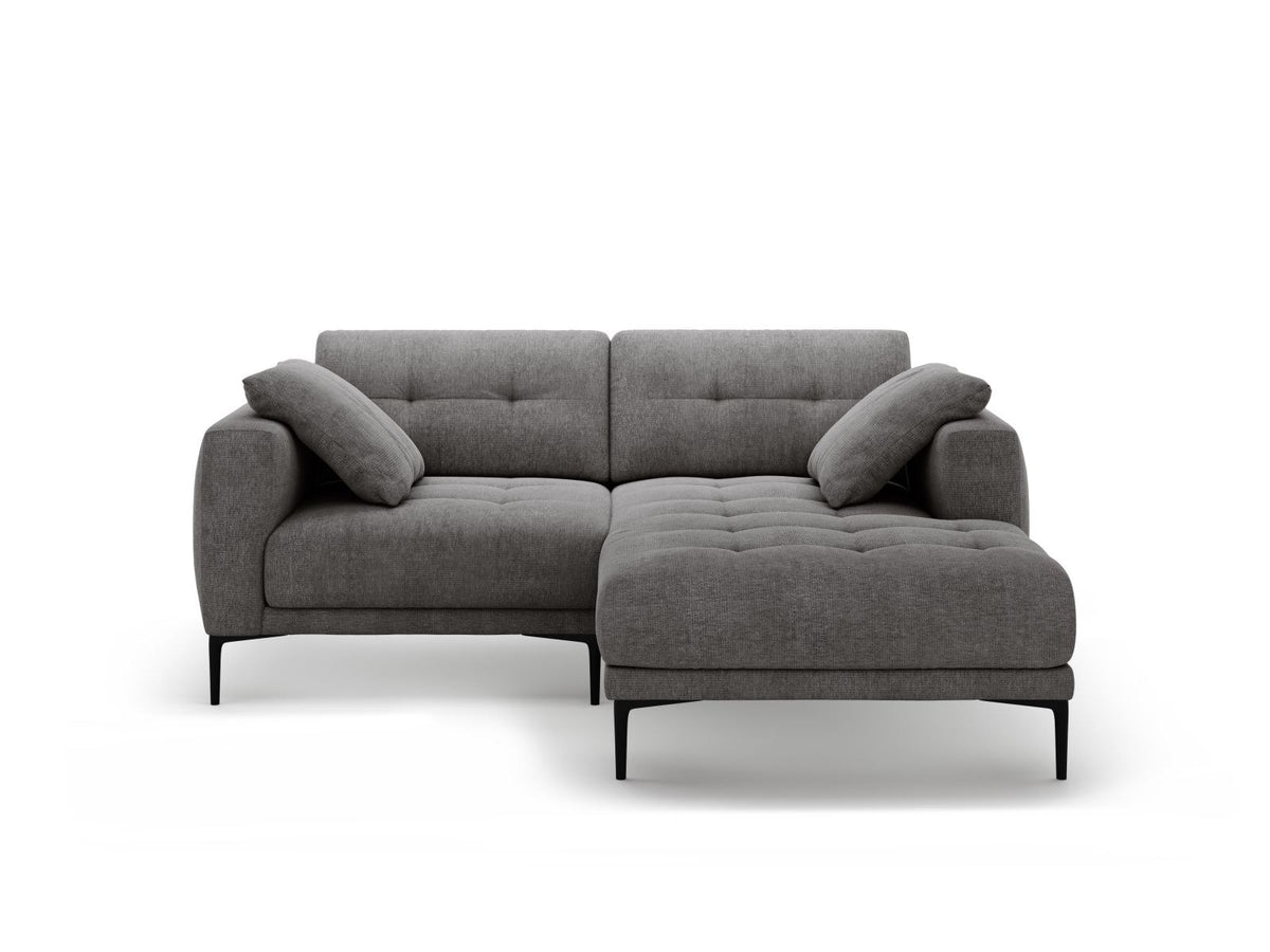 Ecksofa Lazio Rechts in Beige-Sorella mit Tweed-Bezugsstoff, schwarzen Metallbeinen und grosszügiger Récamiere, Massivholzrahmen sichtbar.