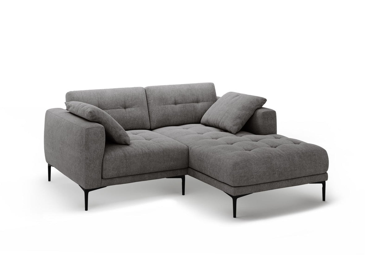 Ecksofa Lazio Rechts in Beige-Sorella mit Tweed-Bezugsstoff, schwarzen Metallbeinen und grosszügiger Récamiere, Massivholzrahmen sichtbar.