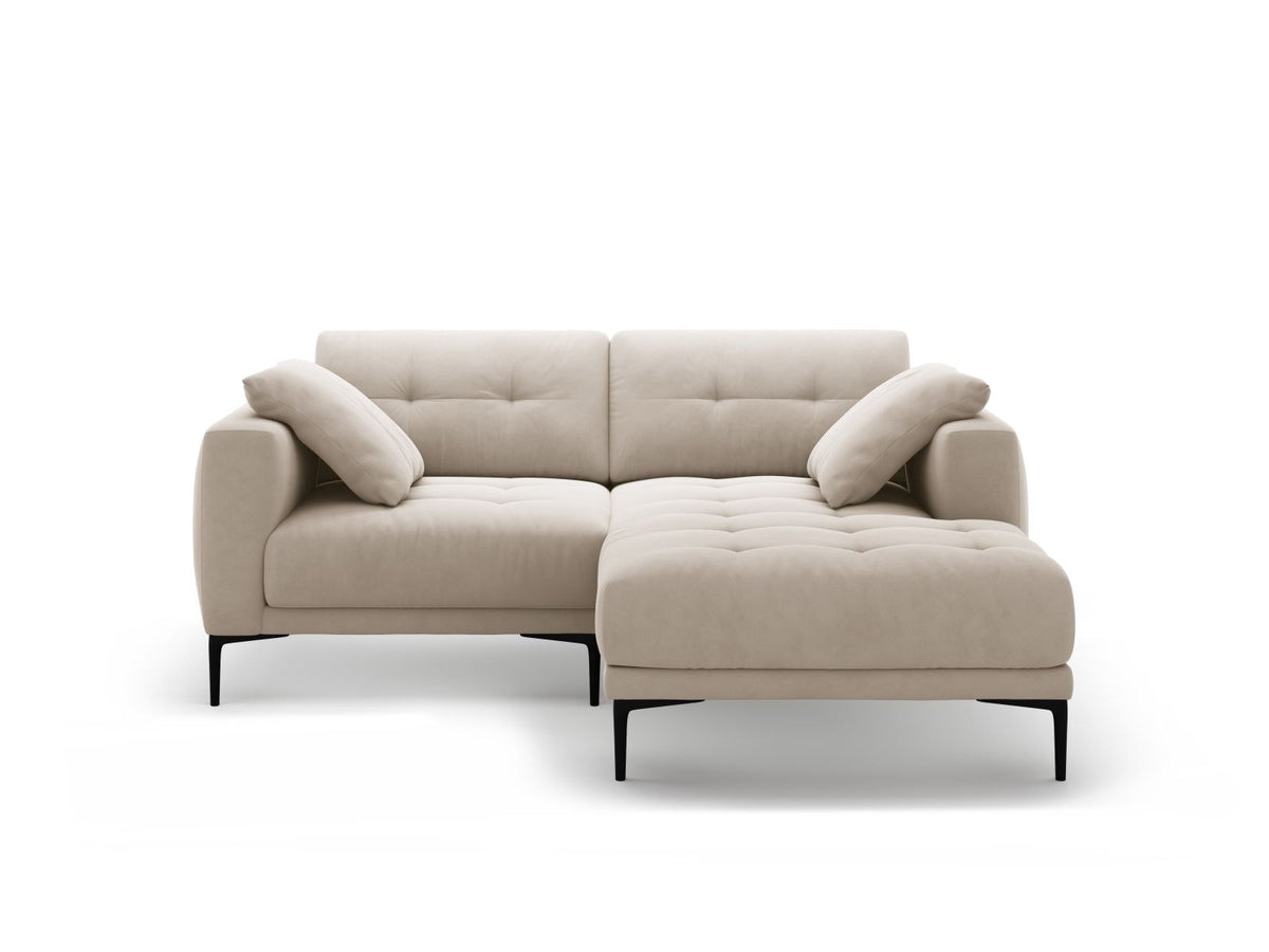 Samtsofa Lazio in Beige-Salvador mit schwarzen Metallbeinen, Récamiere rechts, Velours-Stoff und moderner Form für 2 Sitzer.