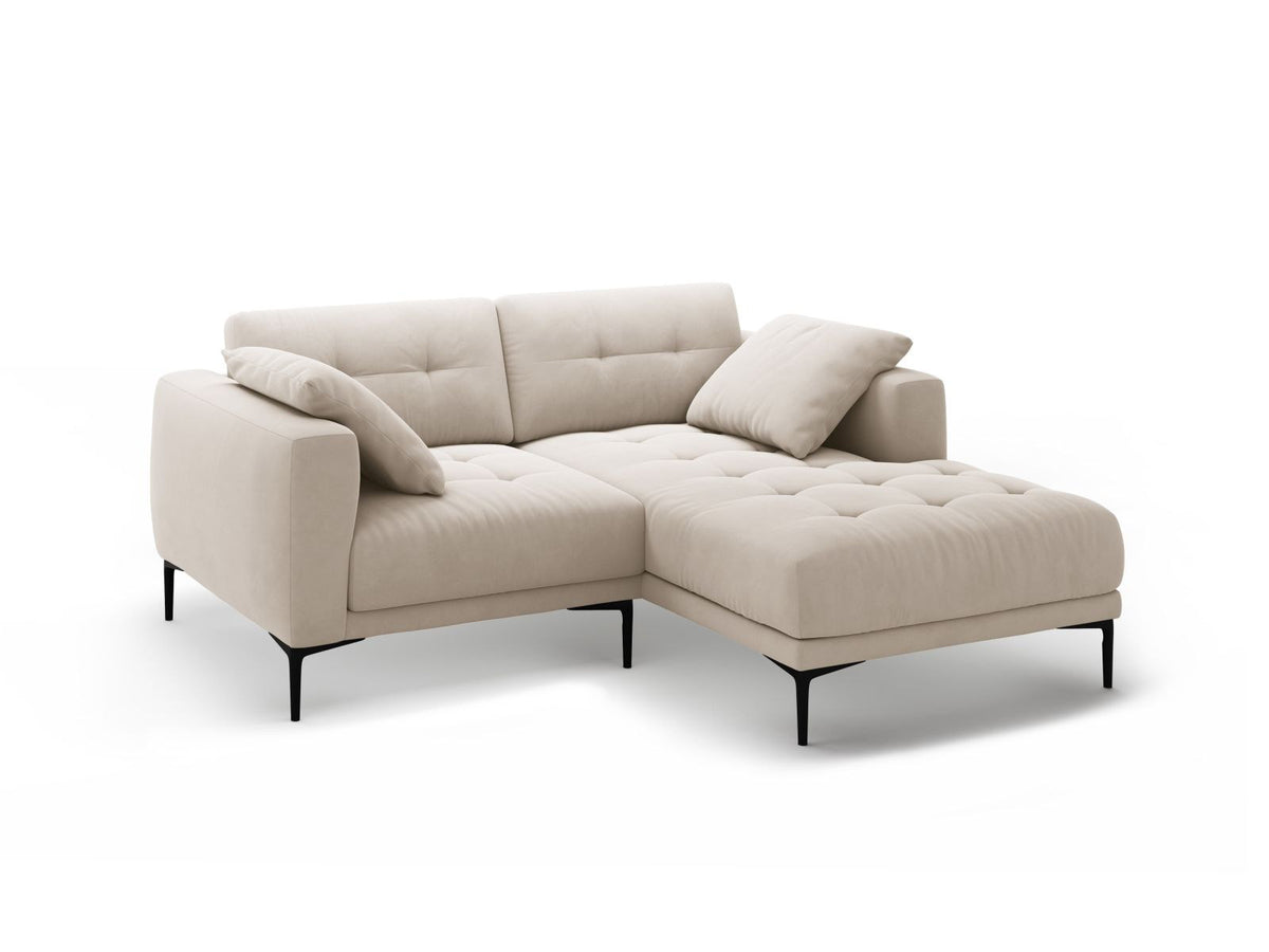 Samtsofa Lazio in Beige-Salvador mit schwarzen Metallbeinen, Récamiere rechts, Velours-Stoff und moderner Form für 2 Sitzer.