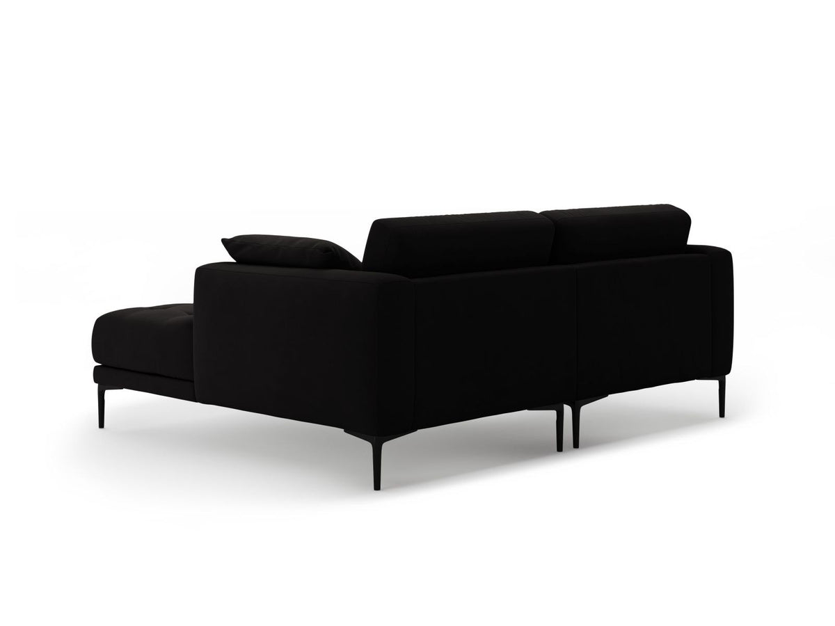 Samtsofa Lazio in Beige-Salvador mit schwarzen Metallbeinen, Récamiere rechts, Velours-Stoff und moderner Form für 2 Sitzer.
